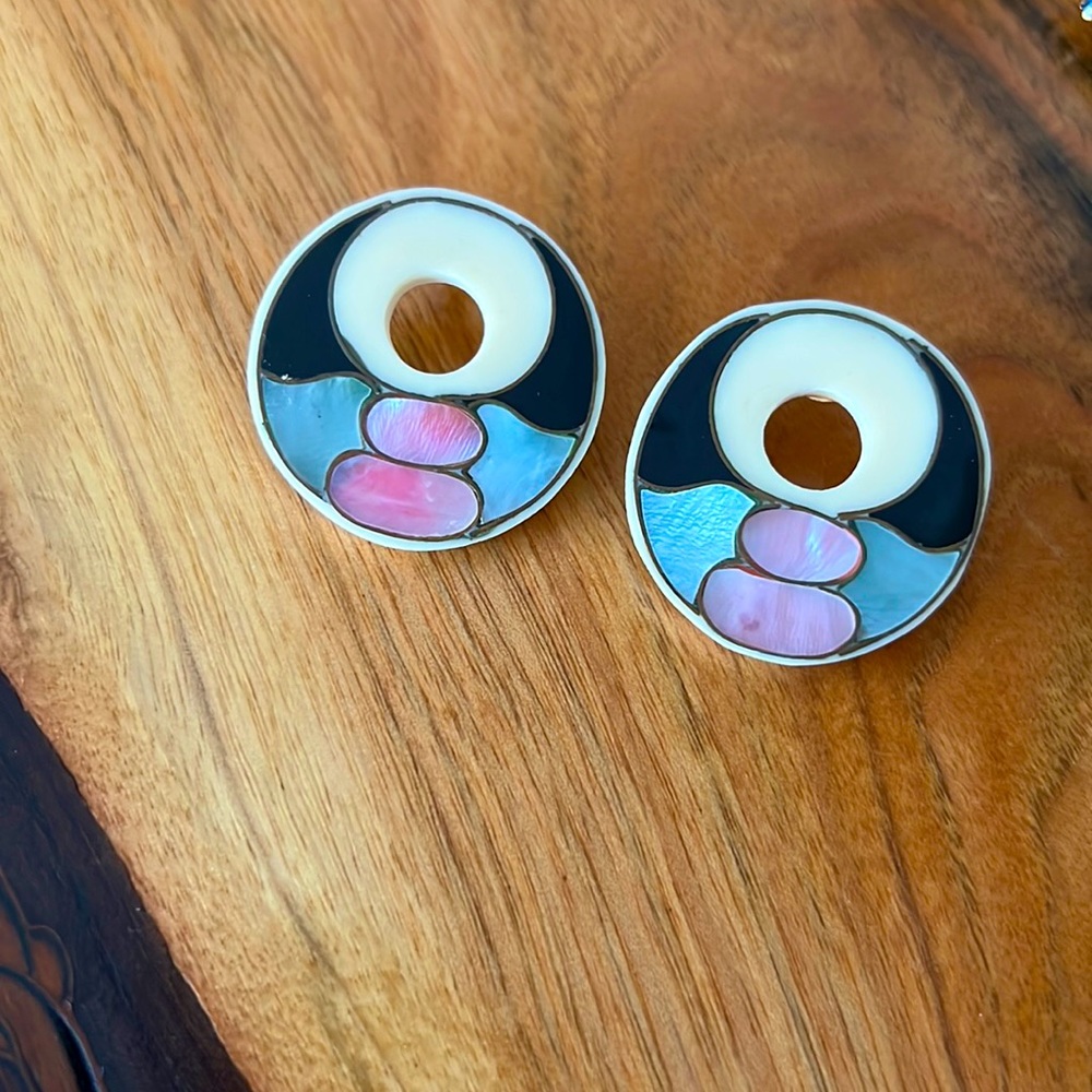Vintage Resin earrings with onyx and copper outline 80s
